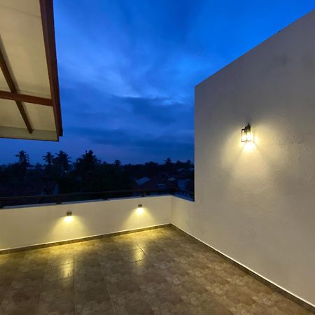 Srimadis Villa Near Airport - Negombo Bagian luar foto