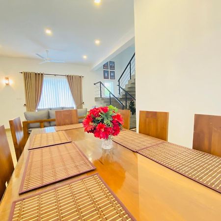 Srimadis Villa Near Airport - Negombo Bagian luar foto