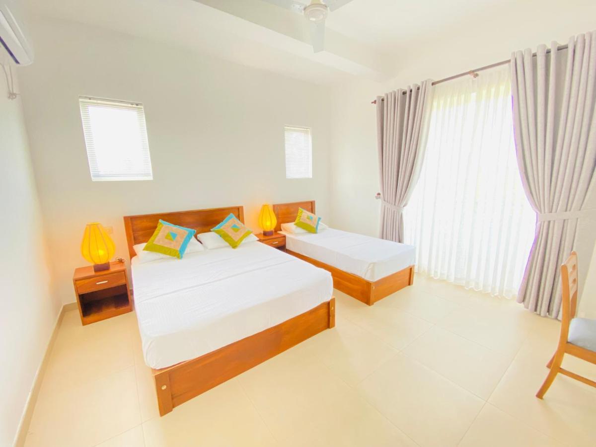Srimadis Villa Near Airport - Negombo Bagian luar foto