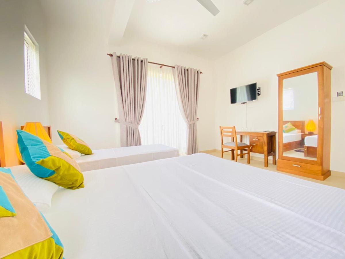 Srimadis Villa Near Airport - Negombo Bagian luar foto