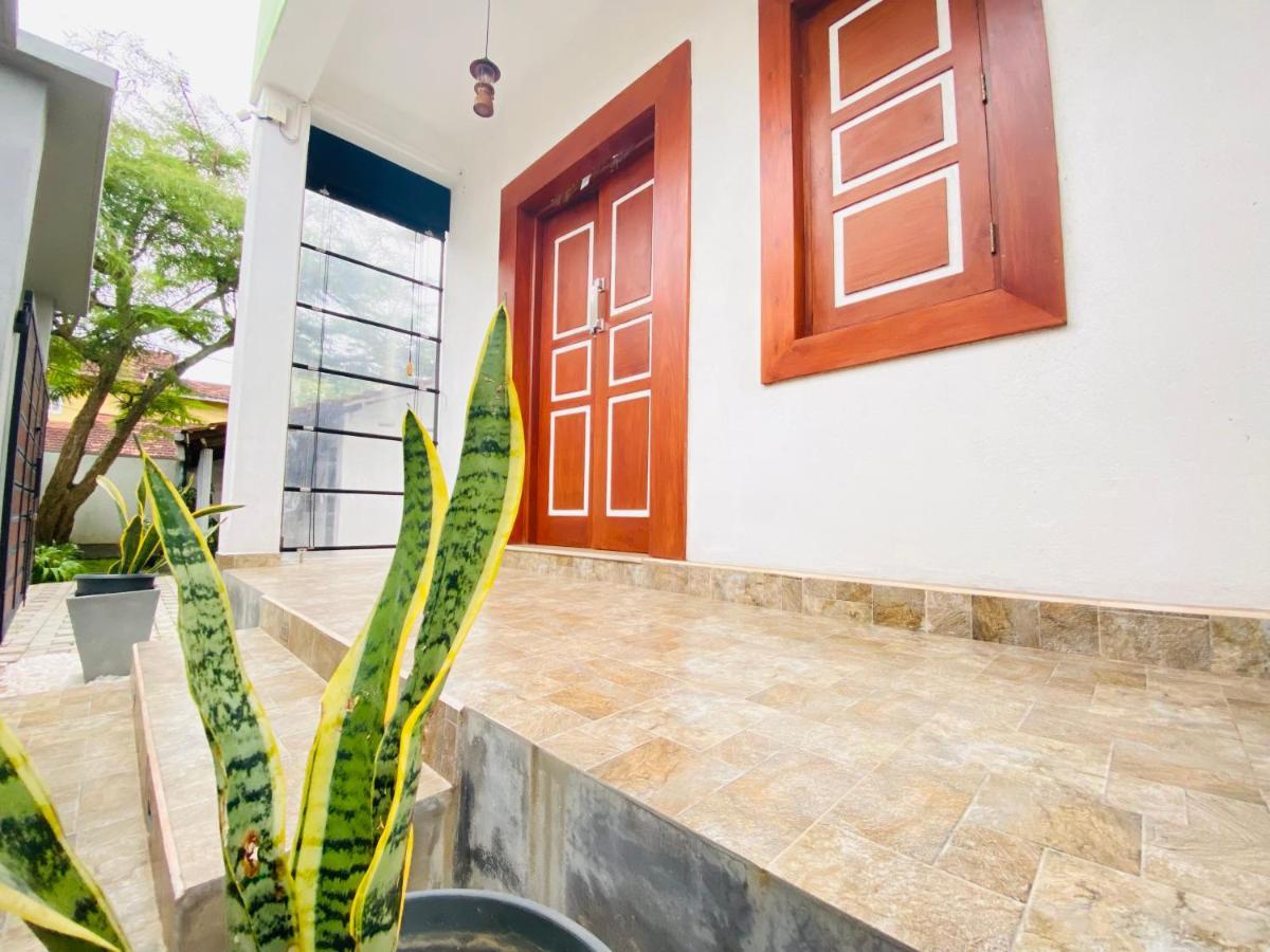 Srimadis Villa Near Airport - Negombo Bagian luar foto
