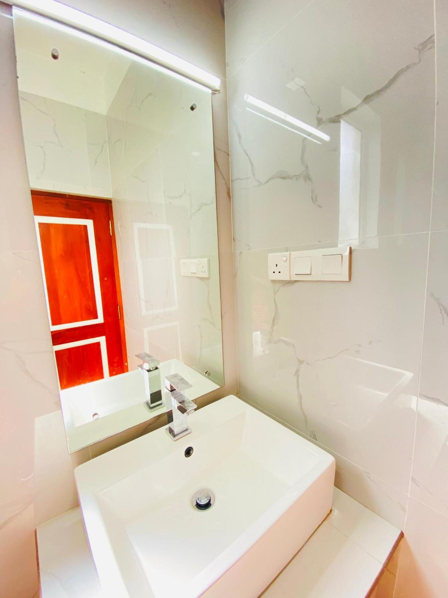 Srimadis Villa Near Airport - Negombo Bagian luar foto