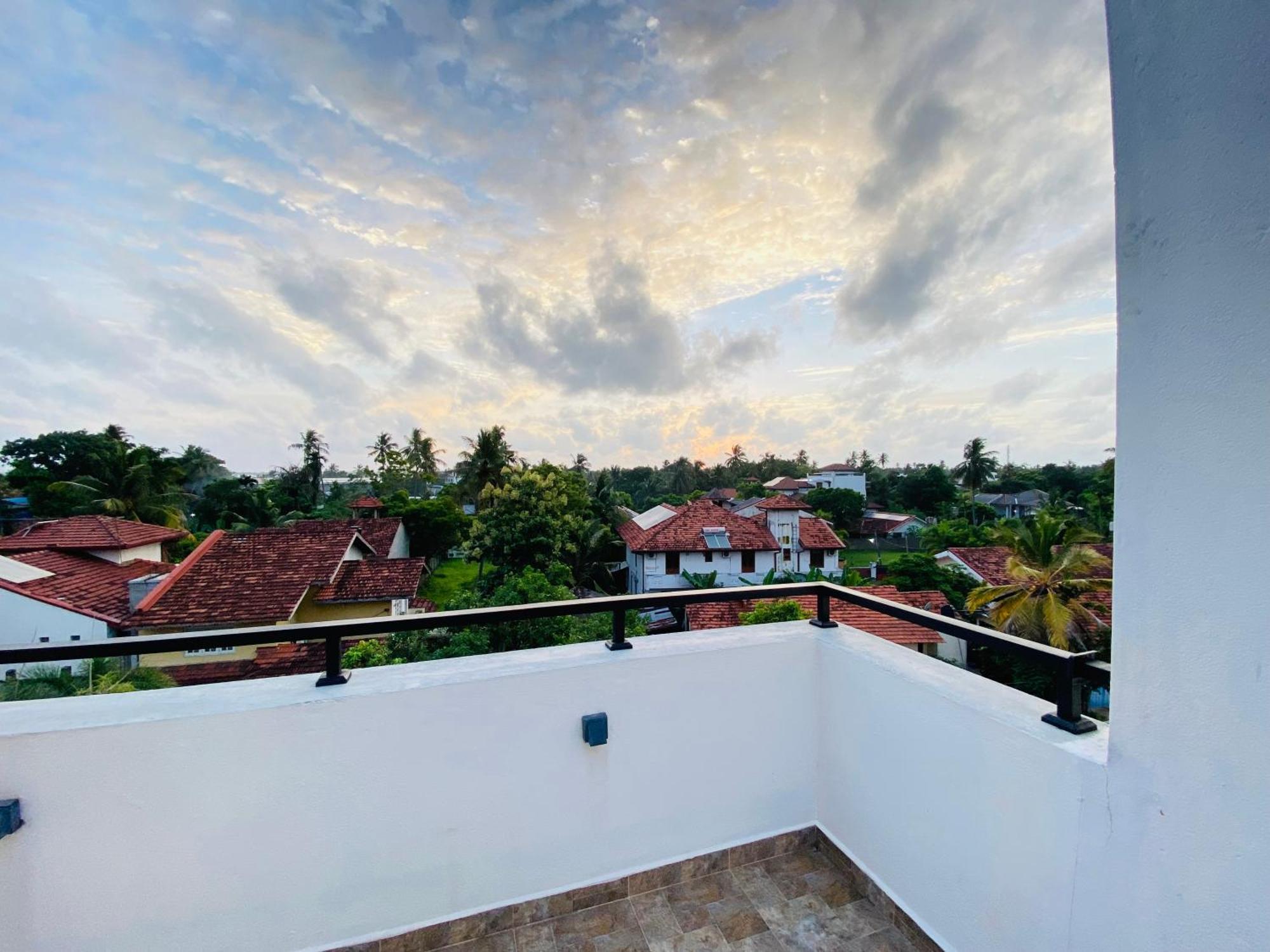 Srimadis Villa Near Airport - Negombo Bagian luar foto