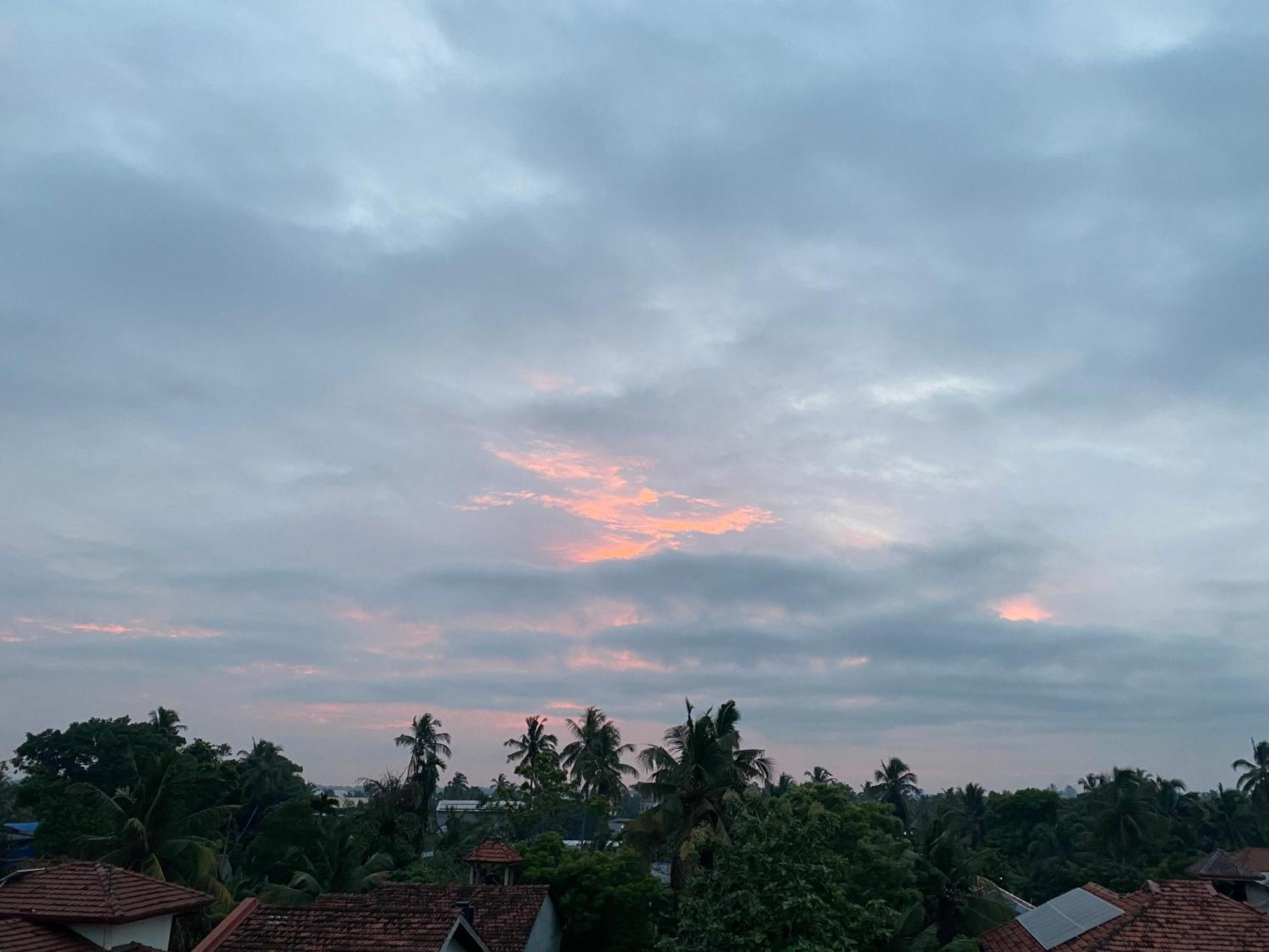 Srimadis Villa Near Airport - Negombo Bagian luar foto